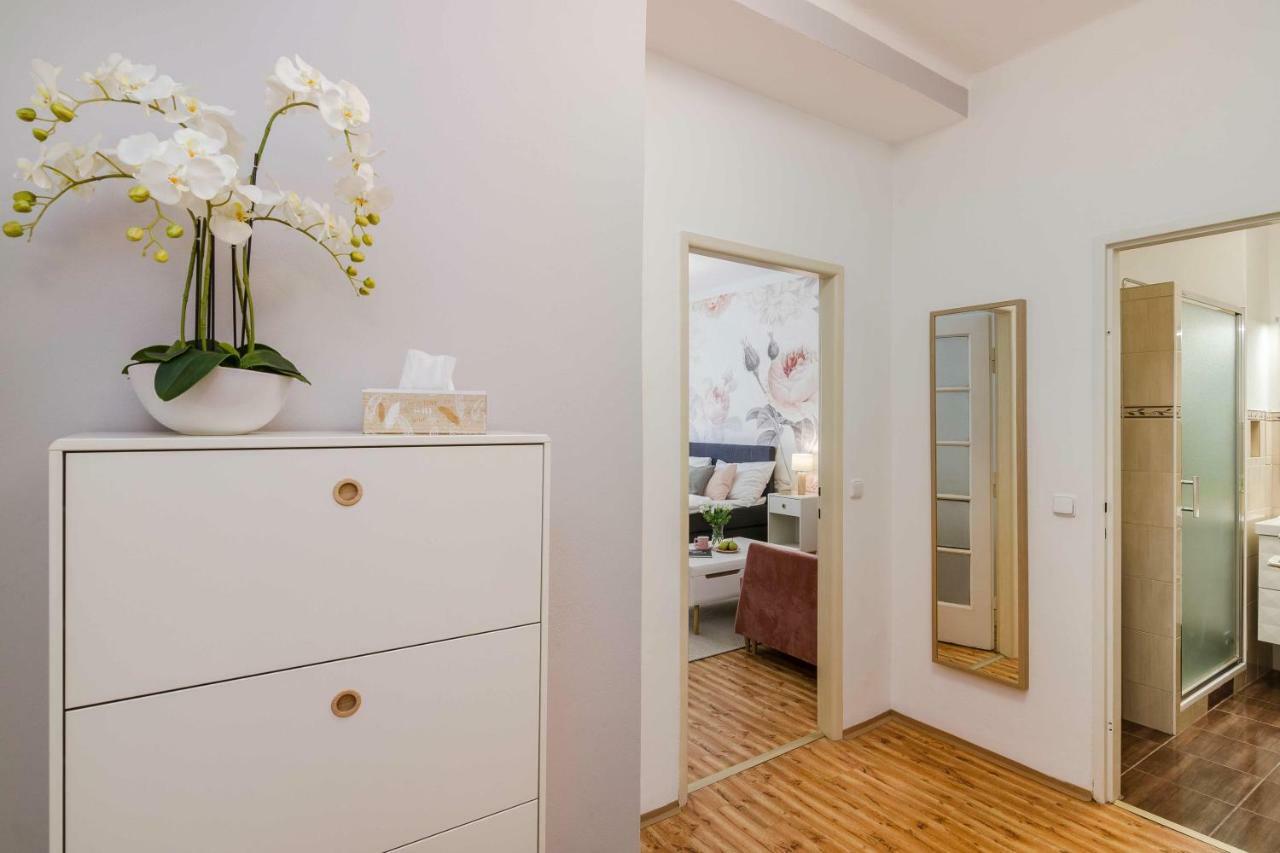 Apt In Prague Charles Bridge 1Km By Michal&Friends Buitenkant foto